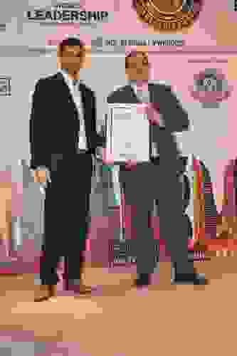 osama-mamdouh-receiving-gcc-best-employer-award-min.jpg