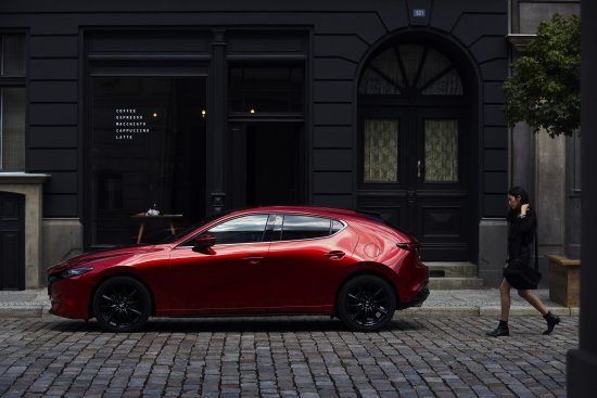 2018_mazda3_5hb_19cy_brd_1st_ger_lhd_c33_ext_side_until_nov_2021.jpg